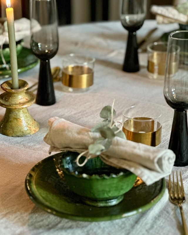 tafelstyling voor etentje met groene borden en stoffen servetten