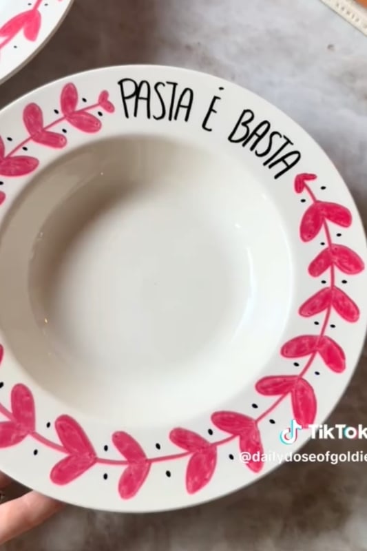 Tekenen op een servies met porseleinstiften