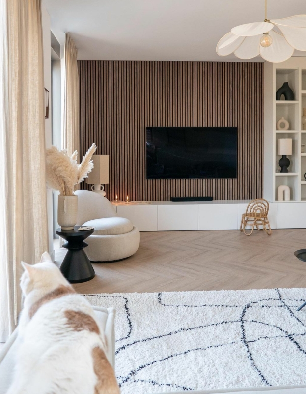 een moderne woonkamer met een wit vloerkleed met geometrisch patroon