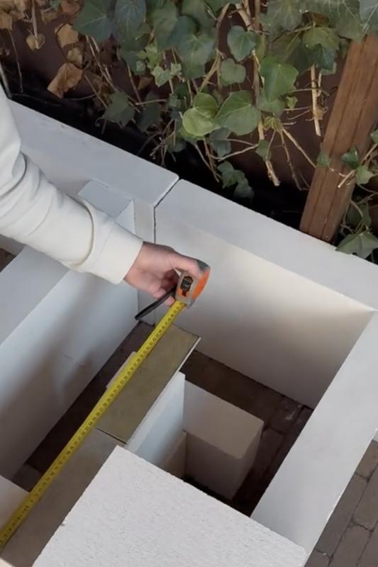 zelf tuinbank maken met betonblokken en keramische tegels