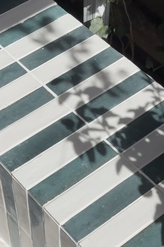 zelfgemaakte tuinbank met betonblokken en tegels