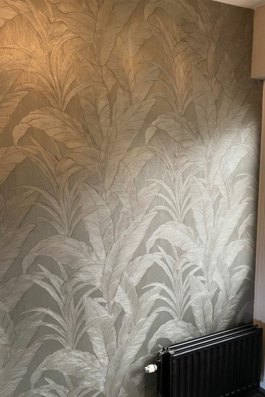 Behang in de hal met goud