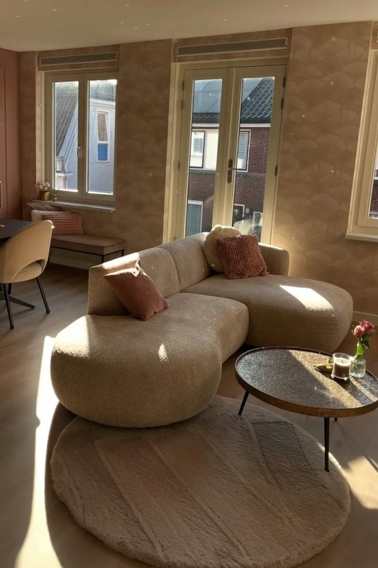 Beige bank met ronde vormen in woonkamer