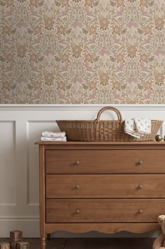 beige behang voor de babykamer met bloemen beige behang voor de babykamer met bloemen