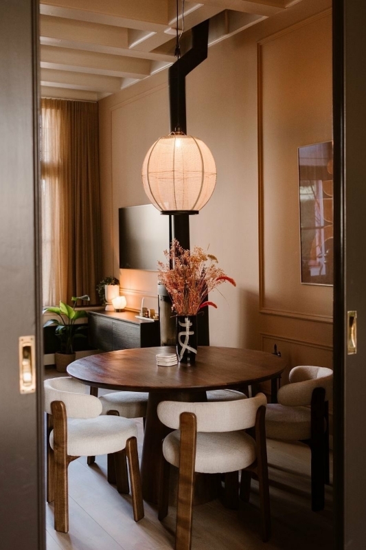 bruin interieur met zwarte accenten woonkamer