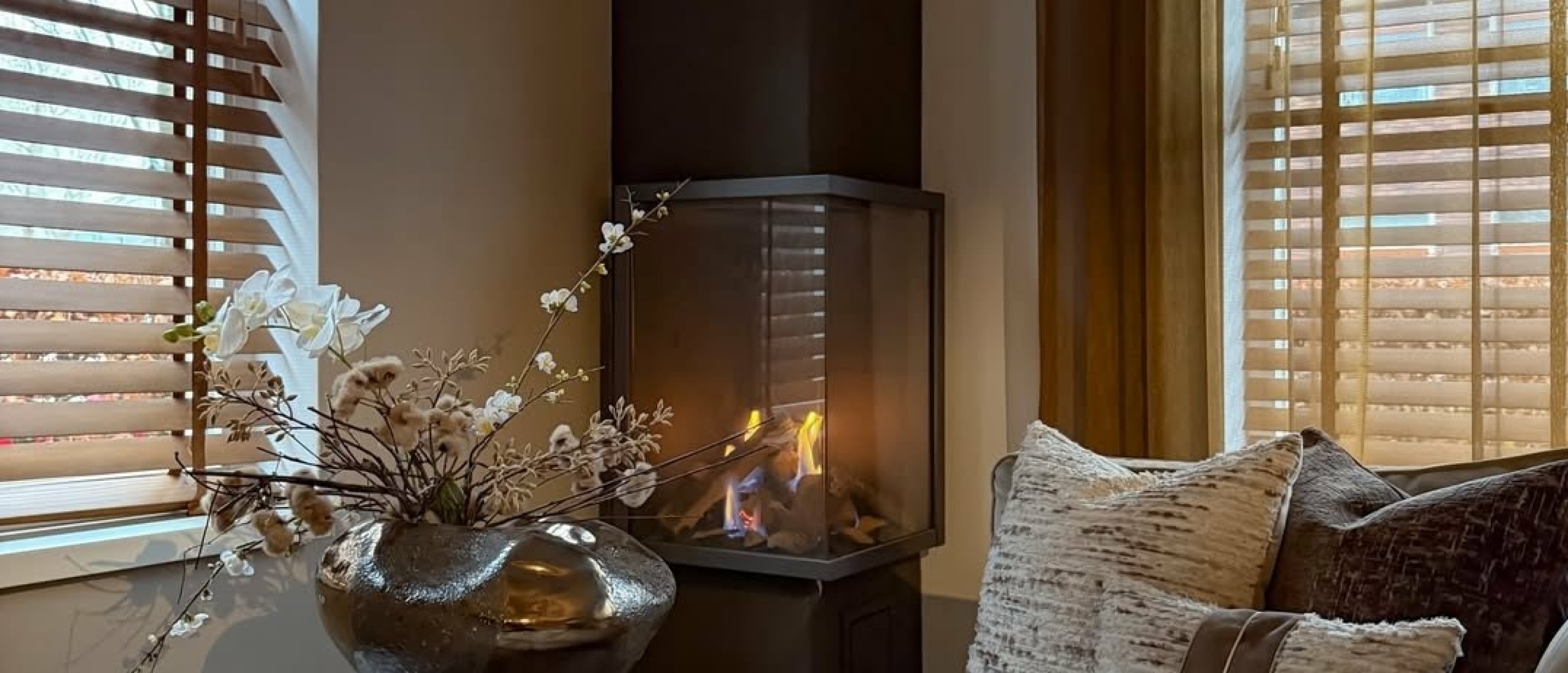 Bruine muur in de woonkamer? 5 Slimme kleurtips