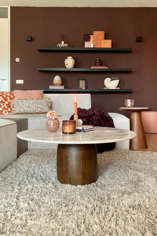 bruine muur woonkamer inspiratie met grijze bank