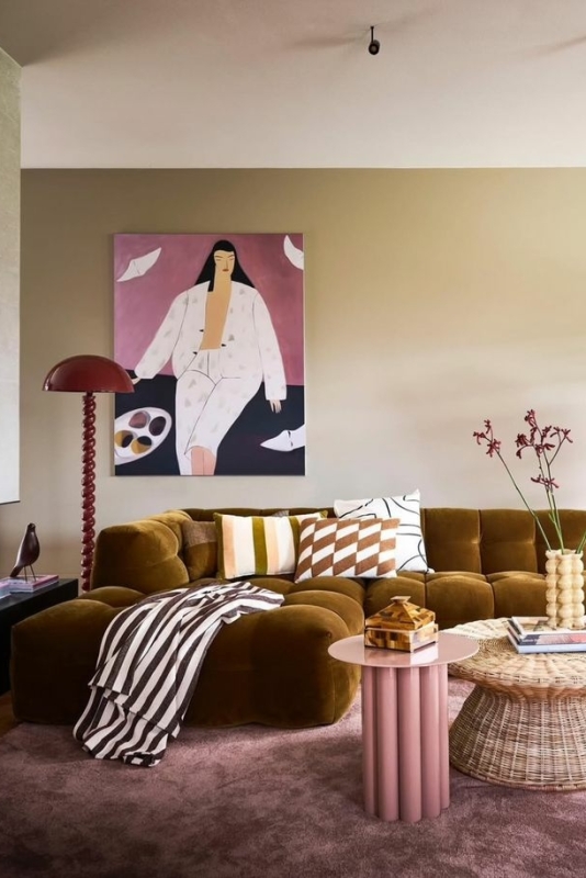 Diepe, verzadigde kleuren in een eclectisch interieur