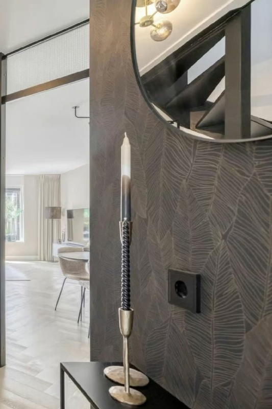 Donker behang in een hal