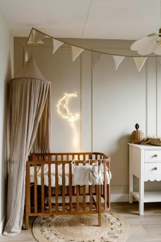 Houten babybed Cocoon van Petite Amélie in beige babykamer