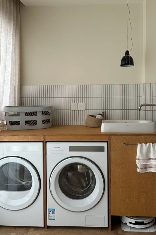 Klein washok werkblad boven wasmachine