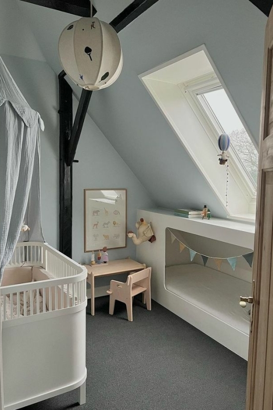 kleine babykamer met schuin dak