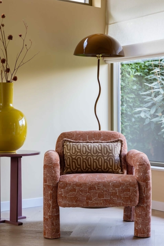 kleurrijke Japandi woonkamer met roze fauteuil