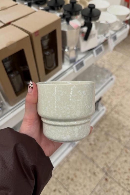 koffiekopje van HEMA met spikkels in gebroken wit