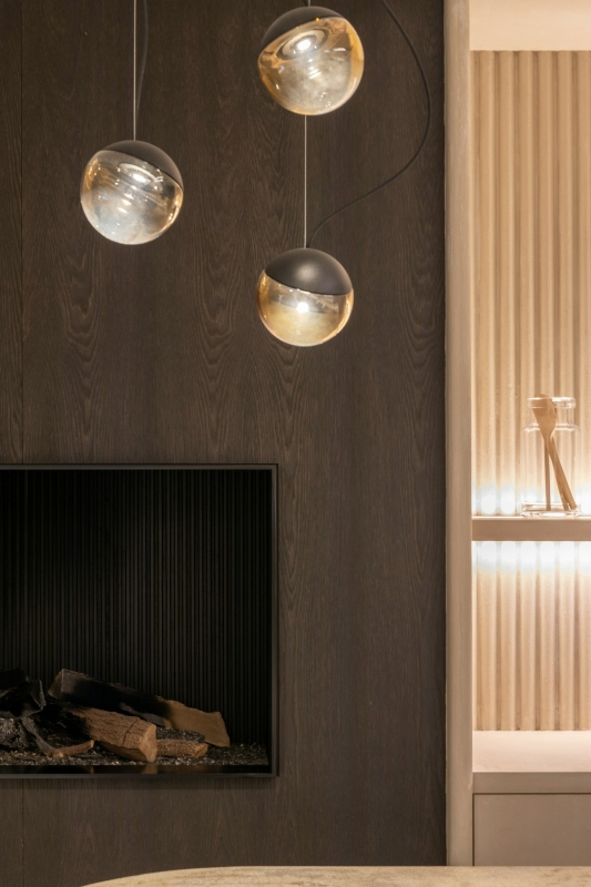 lichtplan huis zelf maken tips drie lampen hangen op een rijtje in een woonkamer met open haard