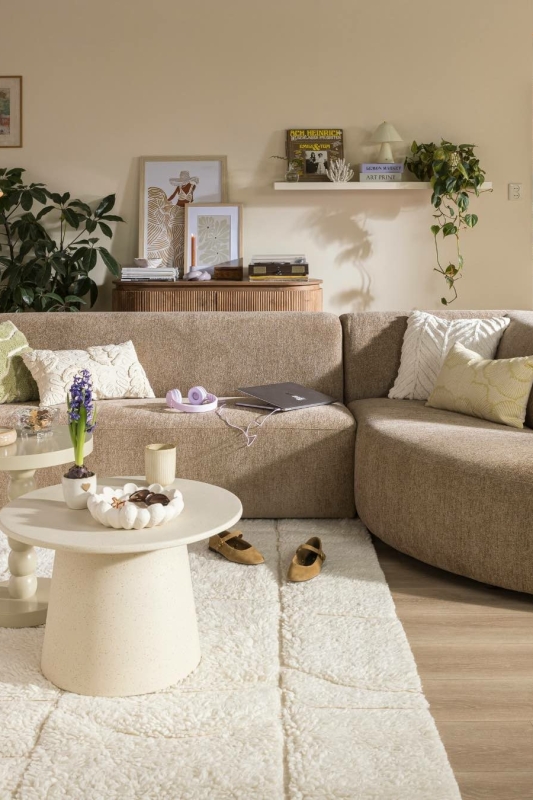 neotenic woonkamer met bank met ronde vormen