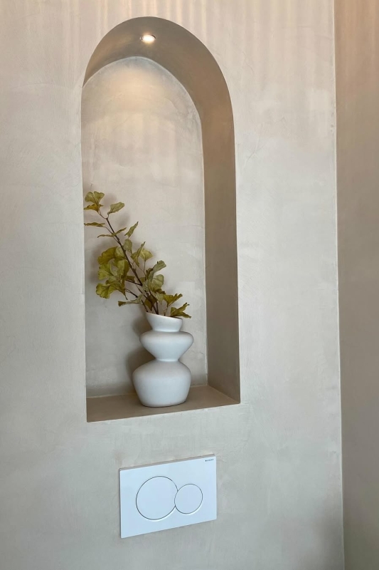 nisje in zen wc met vaasje