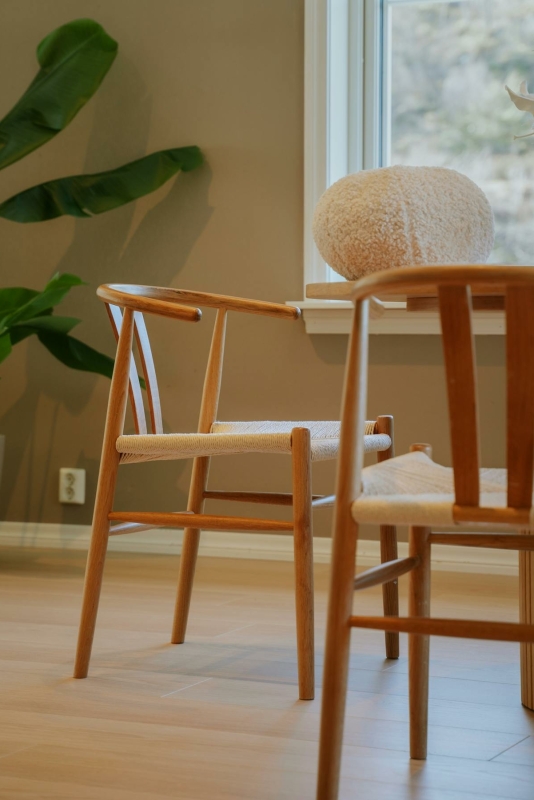 Een eethoek in Scandinavische stijl met houten eetstoelen