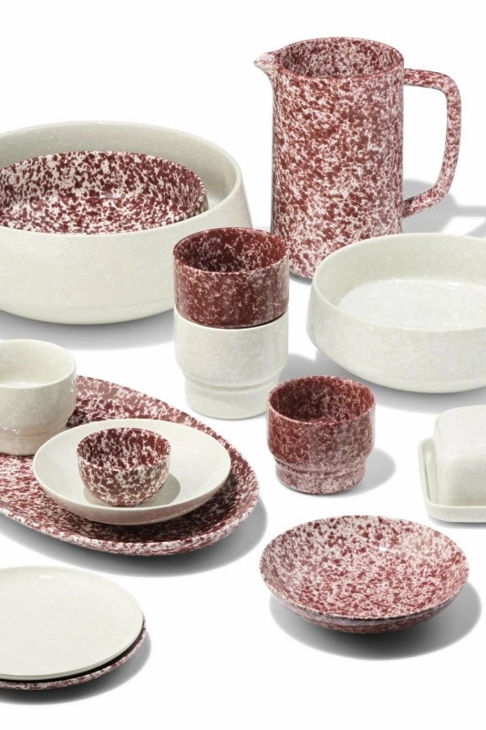 Spikkelservies van HEMA in gebroken wit en rood