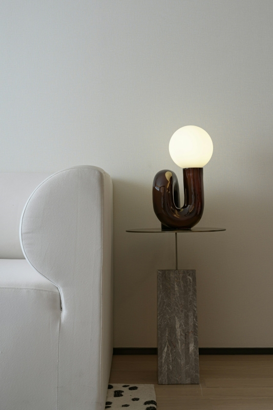 zo maak je zelf een lichtplan huis een moderne tafellamp naast een witte bank