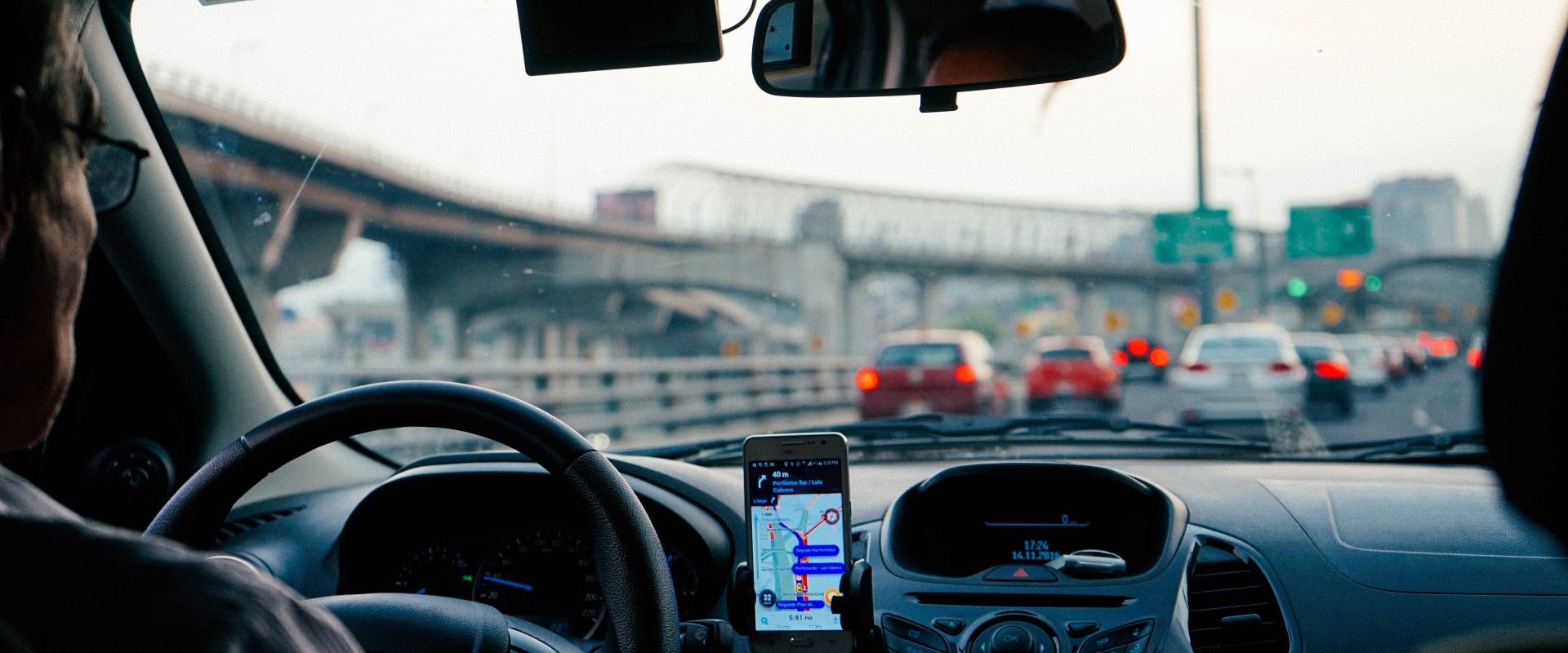 Uber vs Tesla: 2 routes naar veilige zelfrijdende auto's