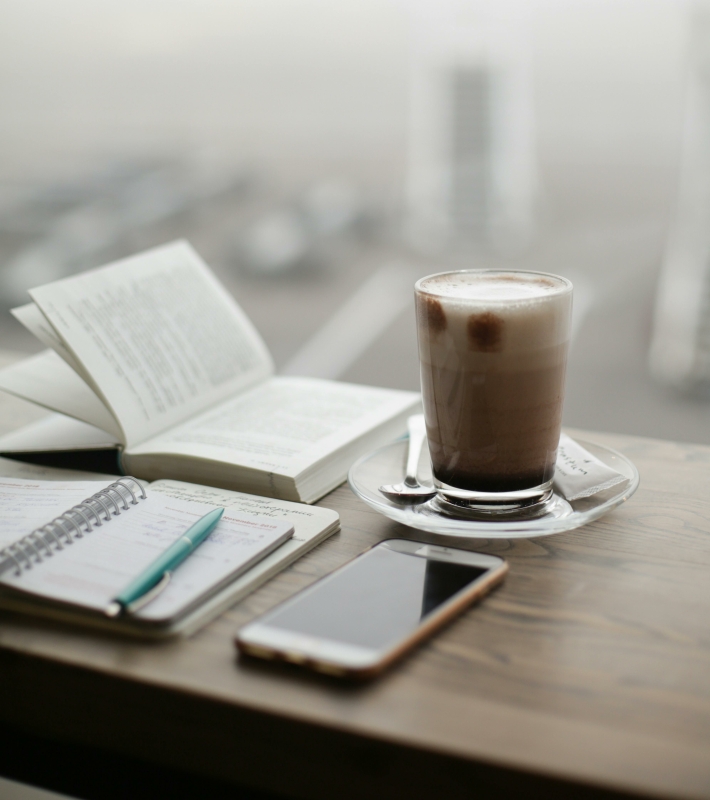 Rustig wakker worden met koffie, lezen en journalling dragen bij aan meer geluk.