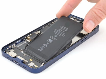 iPhone 12 waarvan de batterij wordt vervangen