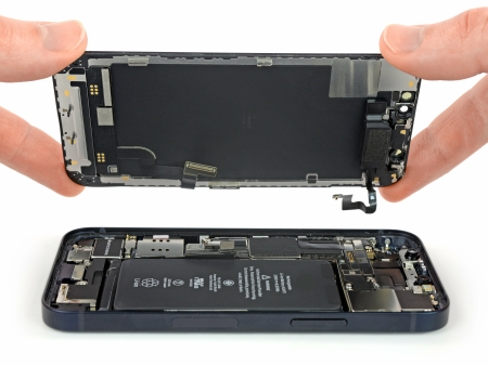 iPhone 12 mini waarvan het scherm wordt gerepareerd