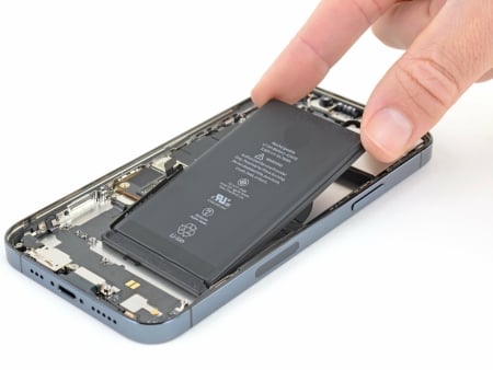 iPhone 12 Pro waarvan de batterij wordt vervangen