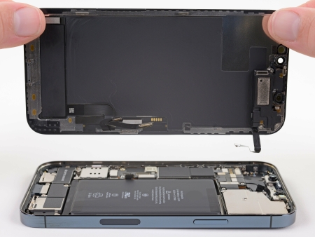 iPhone 12 Pro waarvan het scherm wordt gerepareerd