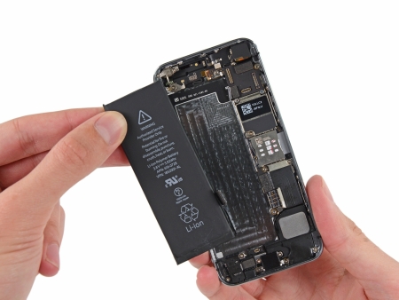 iPhone 5s waarvan de batterij wordt vervangen
