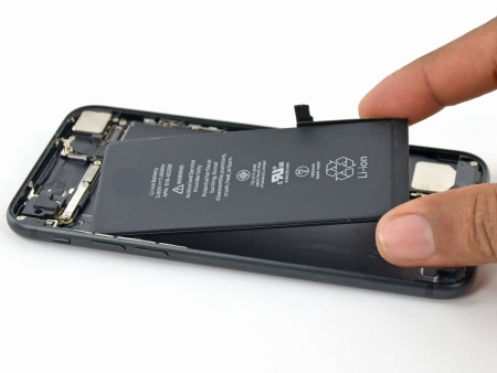 iPhone 7 waarvan de batterij wordt vervangen