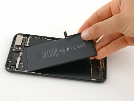 iPhone 7 Plus waarvan de batterij wordt vervangen