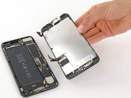 iPhone 7 Plus waarvan het scherm wordt gerepareerd