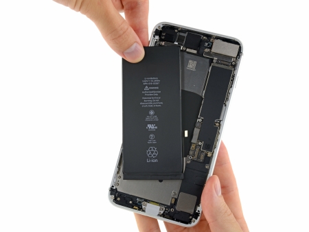 iPhone 8 Plus waarvan de batterij wordt vervangen