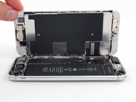 iPhone SE-2 2020 waarvan het scherm wordt gerepareerd