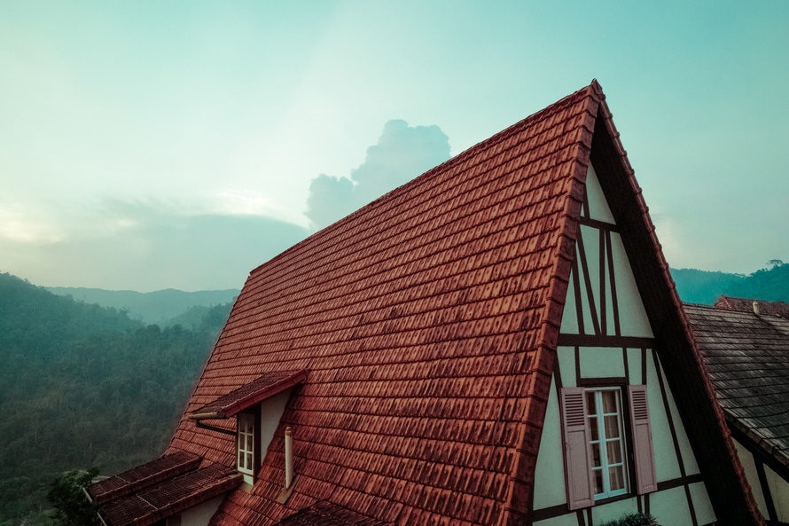 Twee manieren om een hellend dak te isoleren