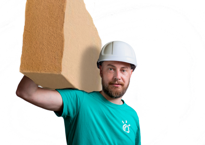 Biobased isolatie Joost in camera kijkend met houtvezelisolatie