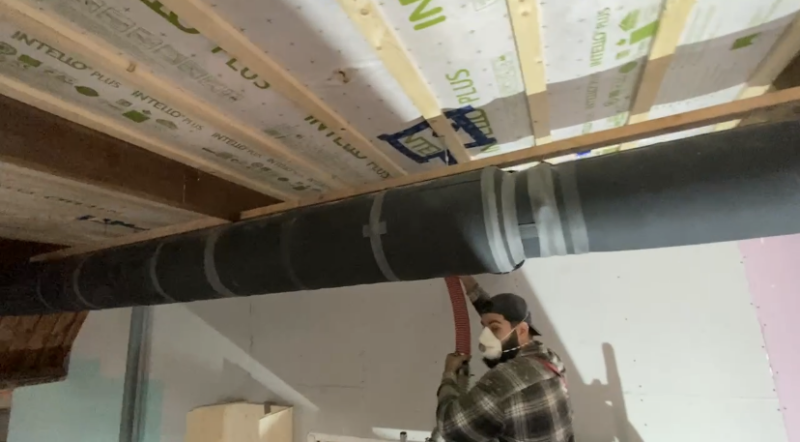 Plafond inblazen met houtvezel isolatie