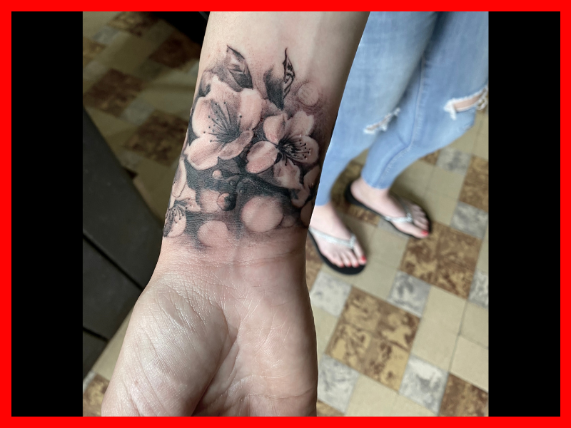 Black & grey tattoo Haaltert bloemen