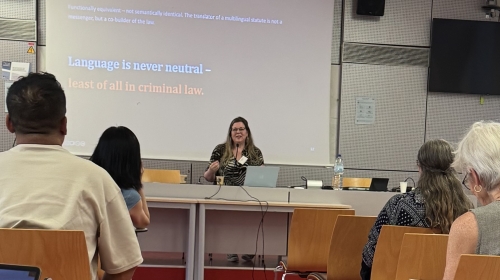 Presetatie IAFLL Josanne van Westrienen presenteert haar onderzoek naar consenttaal in het Zwitserse strafrecht tijdens de IAFLL-conferentie in Montpellier.