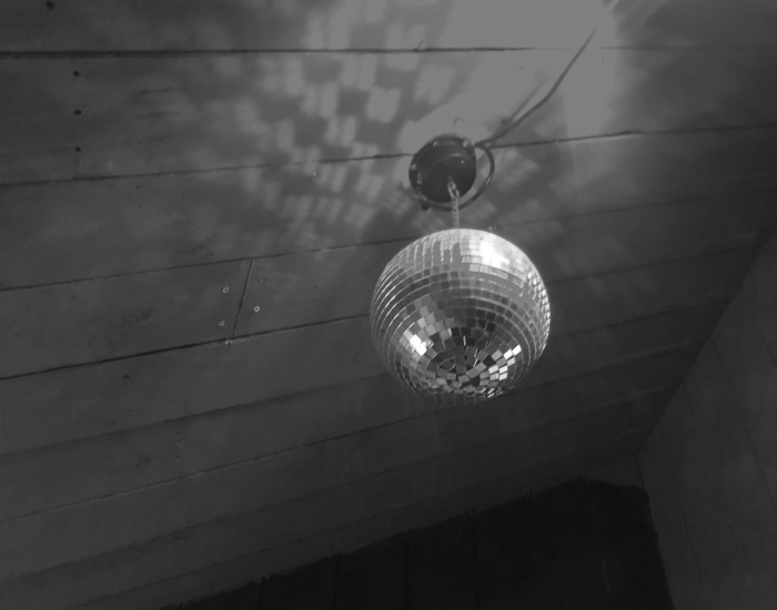 foto van discobal aan plafond vieren