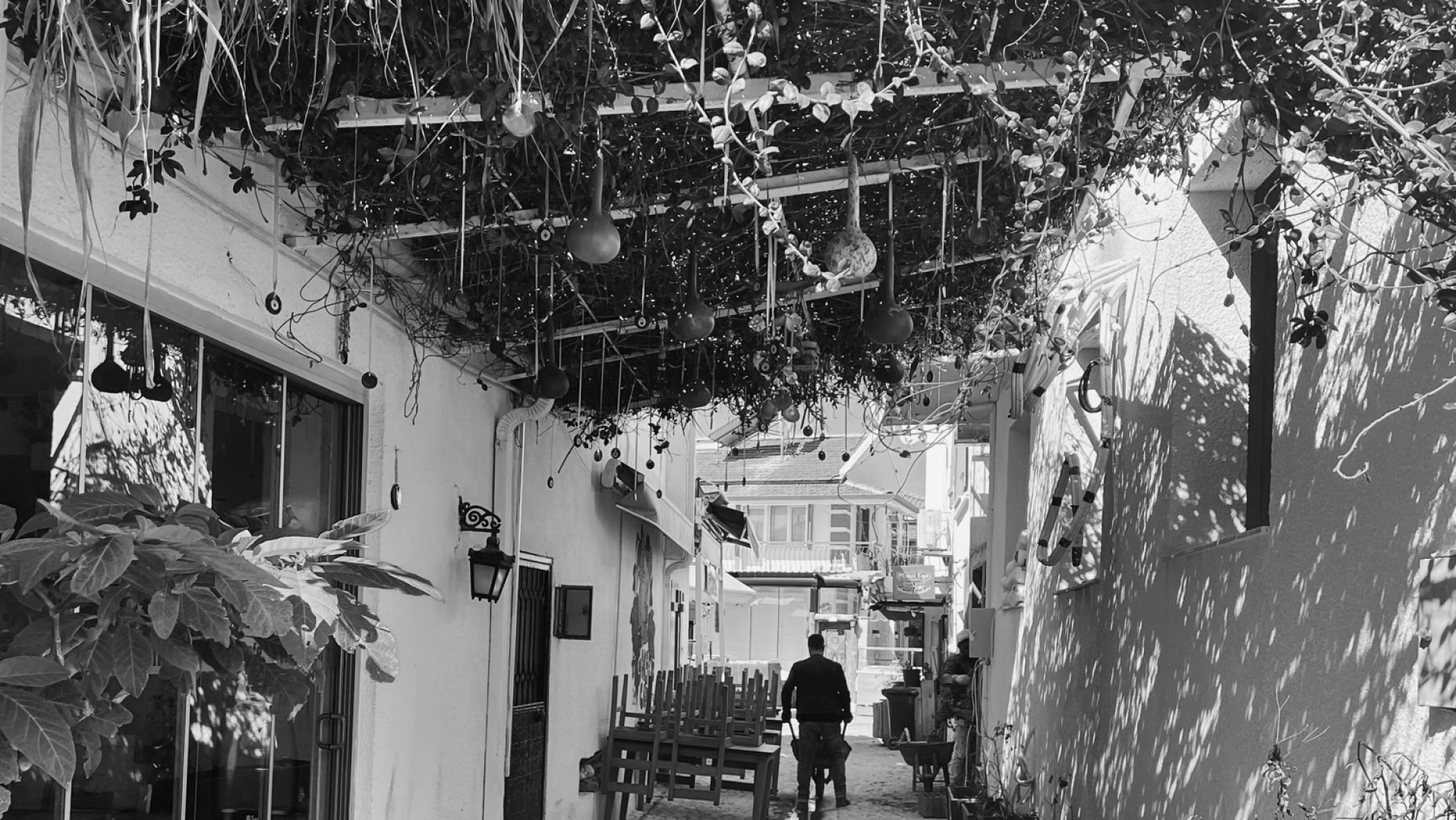 foto van straat in charmant dorp aan zee in de buurt van izmir