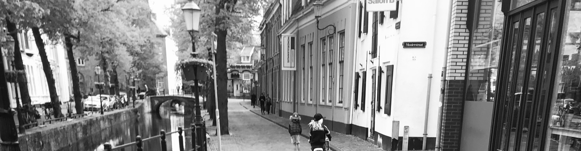 foto jose met kids fietsend door de oude binnenstad van amersfoort