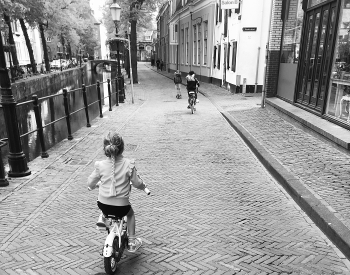 foto jose met kids fietsend door de oude binnenstad van amersfoort