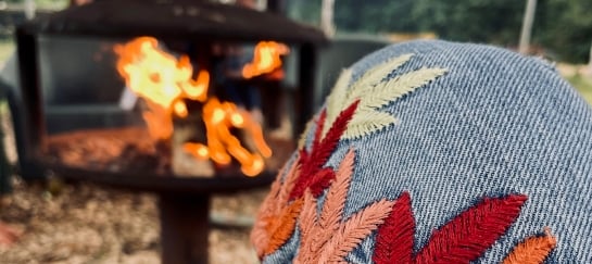 jose zittend bij en kijkend naar vuurplaats op camping buitenland