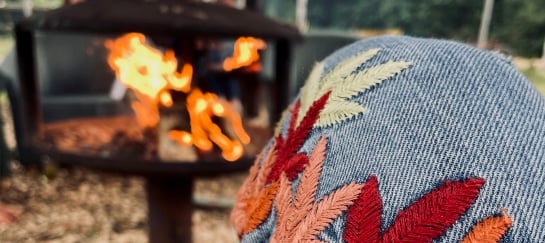 jose zittend bij en kijkend naar vuurplaats op camping buitenland