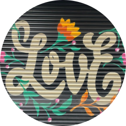 muurschildering street art tekst love en bloemen