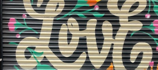 muurschildering street art tekst love en bloemen