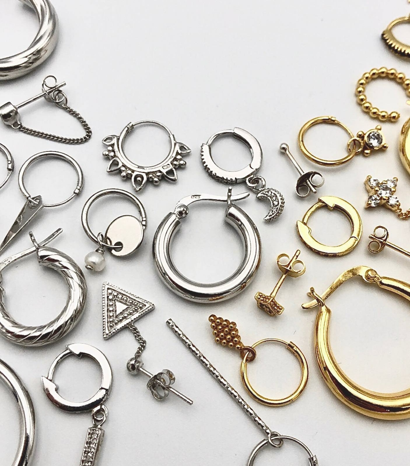 veel oorbellen die liggen in zilver en zilver verguld van karma Jewelry